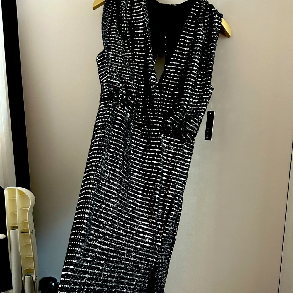 Is a gorgeous cocktail dress long and sleeveless and sparkle